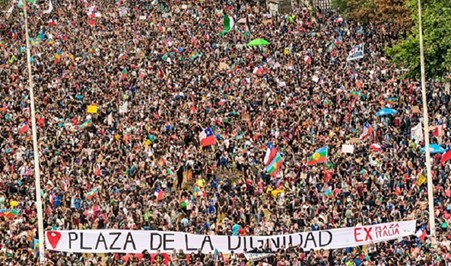 Manifestación en Santiago de Chile, en la Plaza de Italia, renomeada polos manifestantes coma Plaza de la Dignidad