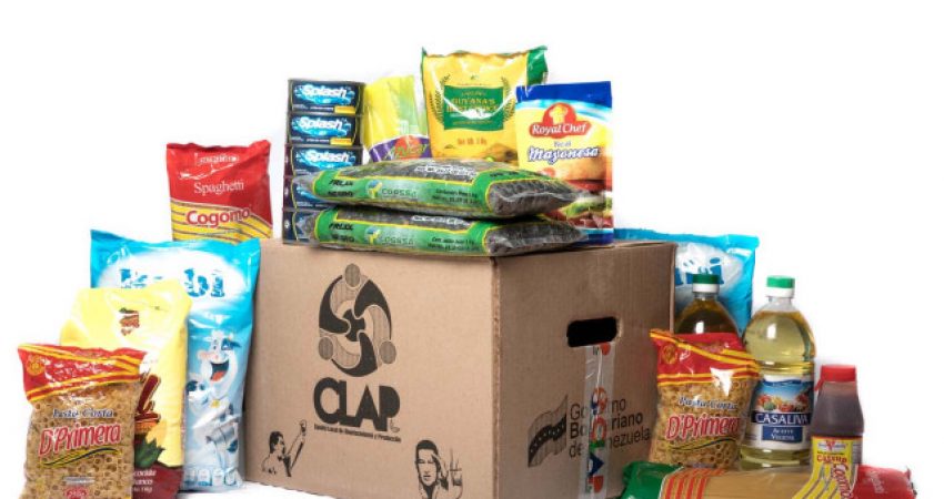 CAR11. CARACAS (VENEZUELA), 13/01/2018.- Fotografía de una caja de alimentos este viernes, 12 de enero de 2018, en uno de los llamados Comités Locales de Abastecimiento y Producción, conocidos como CLAP, en Caracas (Venezuela). El Gobierno de Nicolás Maduro creó en marzo de 2016 un sistema de venta de cajas de alimentos subsidiados para intentar paliar el desabastecimiento de comida en abastos y supermercados pero un año y nueve meses después, los comercios lucen prácticamente vacíos, mientras las denuncias y quejas aumentan. EFE/Miguel Gutiérrez